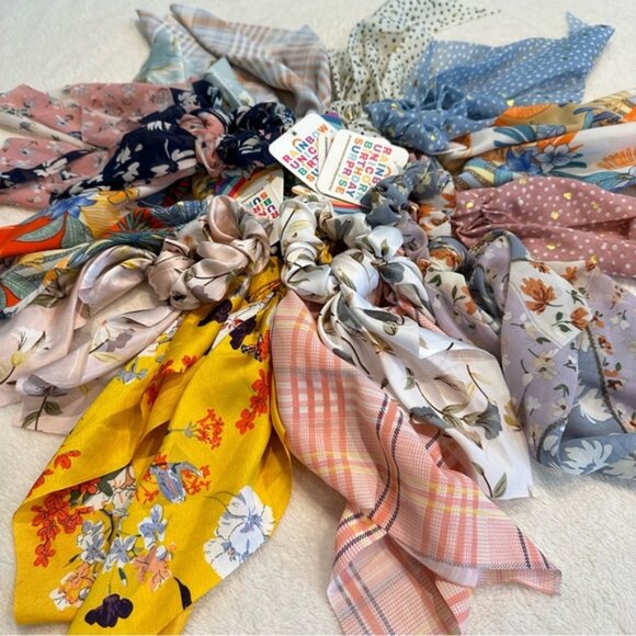 NWT Marta Scrunchie Bow Red Snake Print Hair Tie - Picture 4 of 5